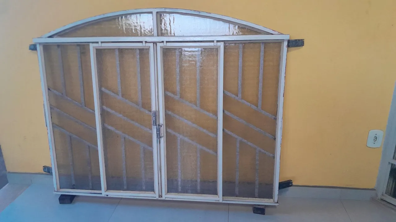 Porta/Janela de Vidro com Grade