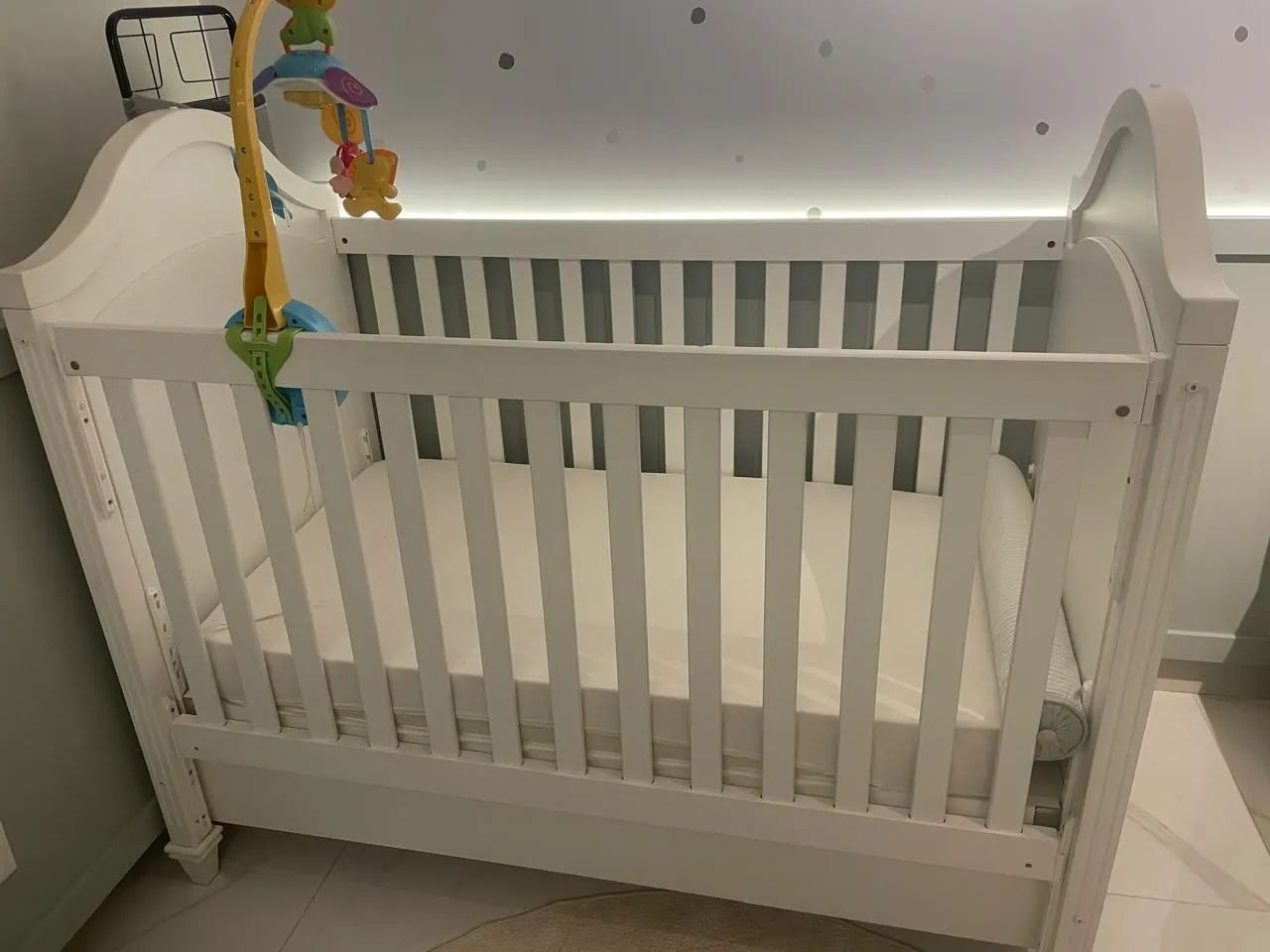 Berço em madeira (Dolce Spazio) na cor Branca com colchão e kit de  berço masculino   - Foto 2