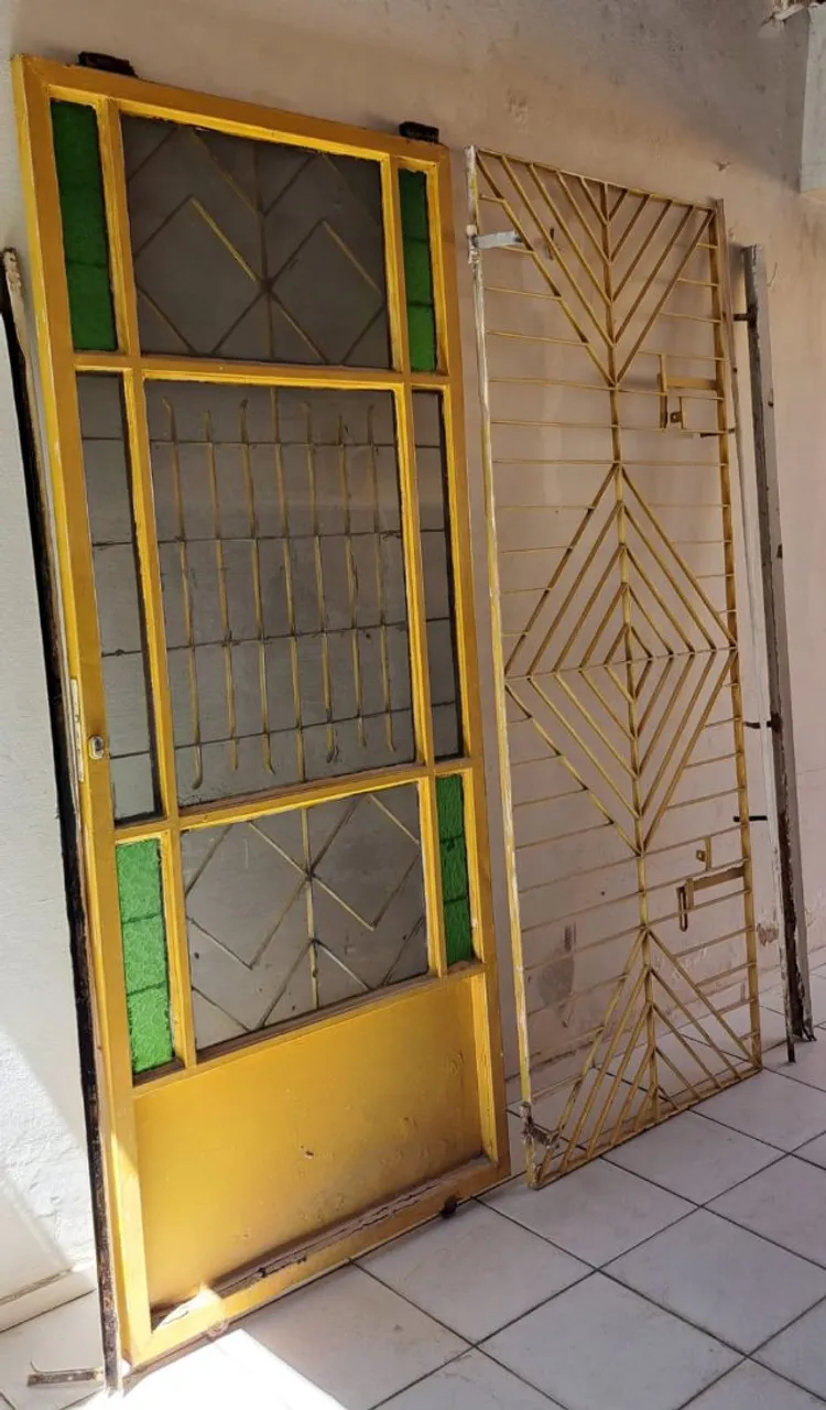 Porta de segurança com portão em grade
