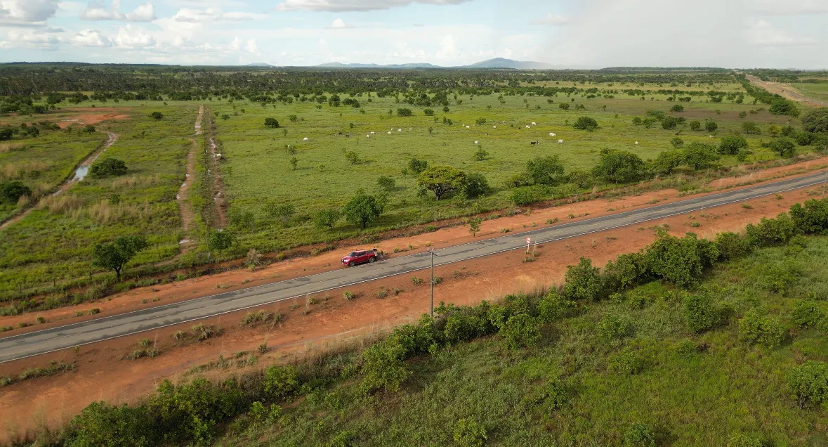 Vende-se terreno, sítio, fazenda.