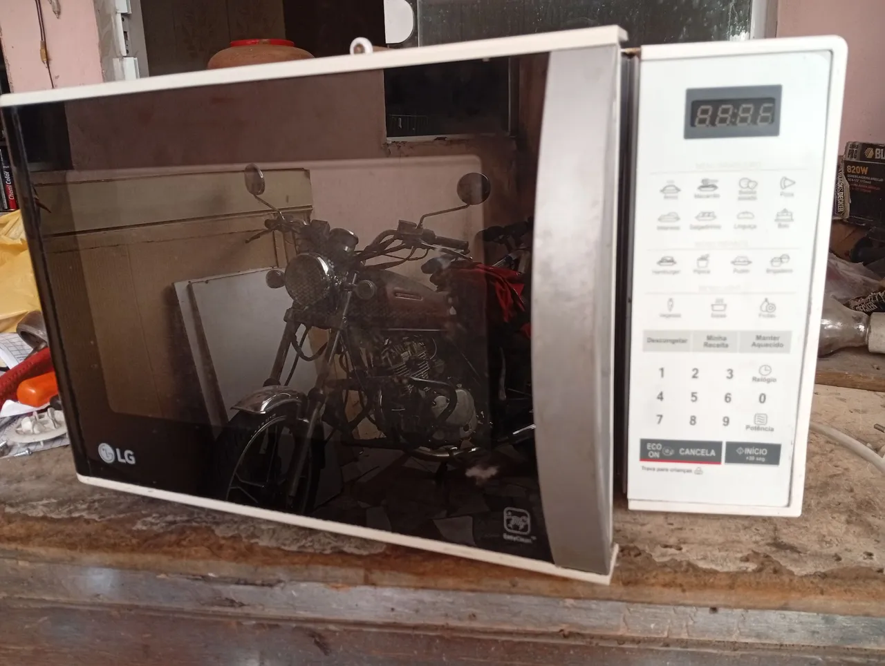Micro-ondas LG - 820W - Semi-novo