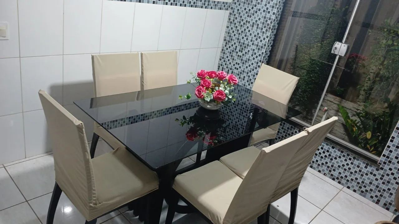 Mesa de Jantar com Tampo de Vidro e 6 Cadeiras