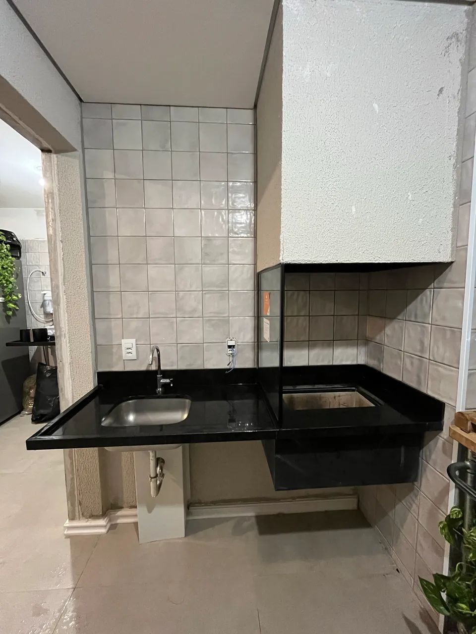 Bancada (pia) de granito São Gabriel Preta (94x60 cm) com cuba em aço inox - Foto 2