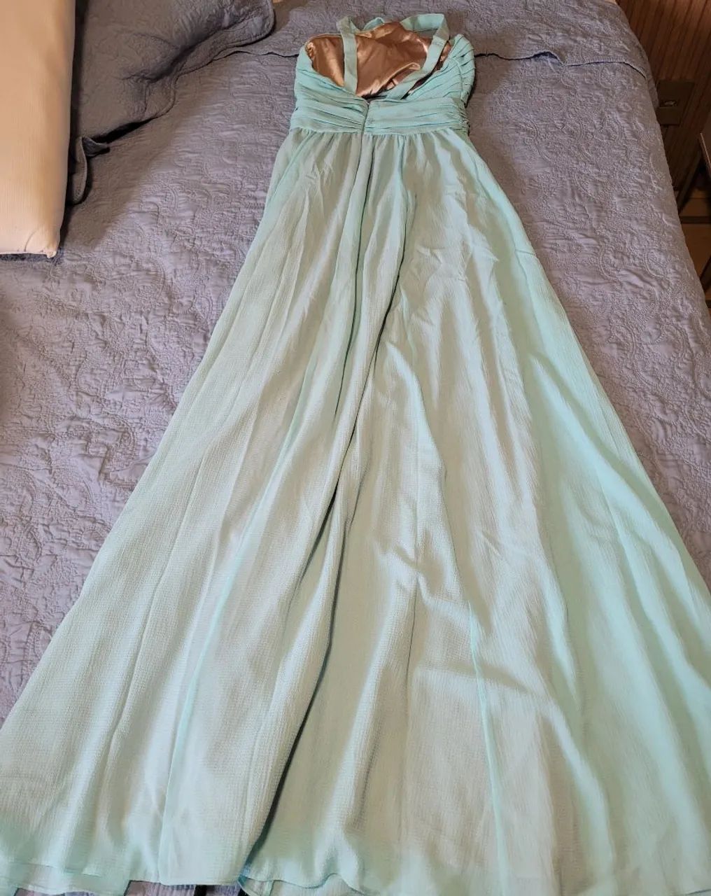 Vestido verde água com decote e recorte - Foto 4