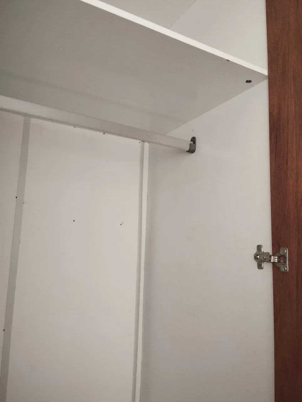 Guarda-Roupa Branco com Cabideiro