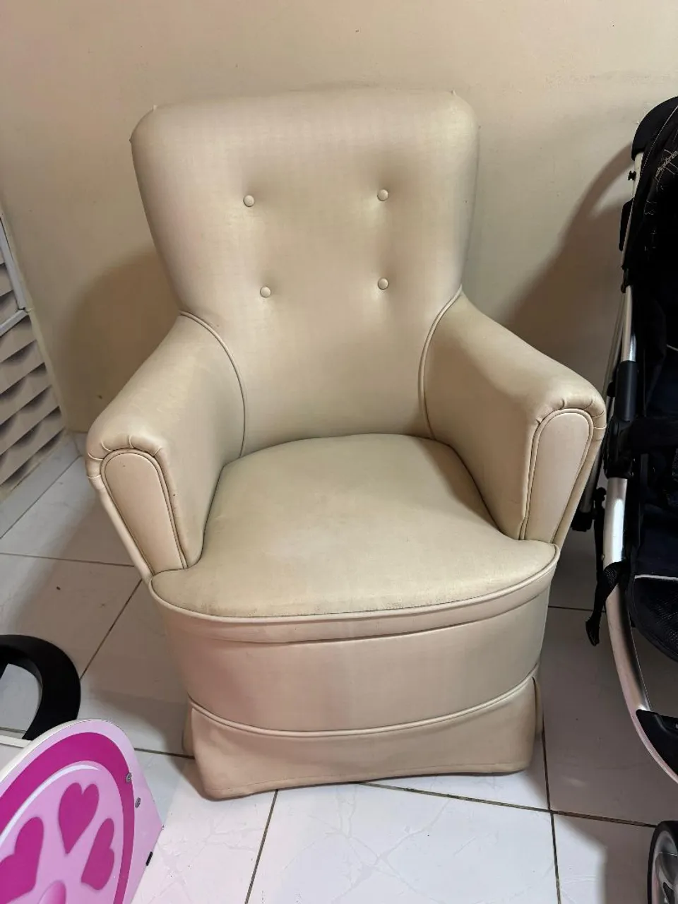 Poltrona Clássica em Couro Bege