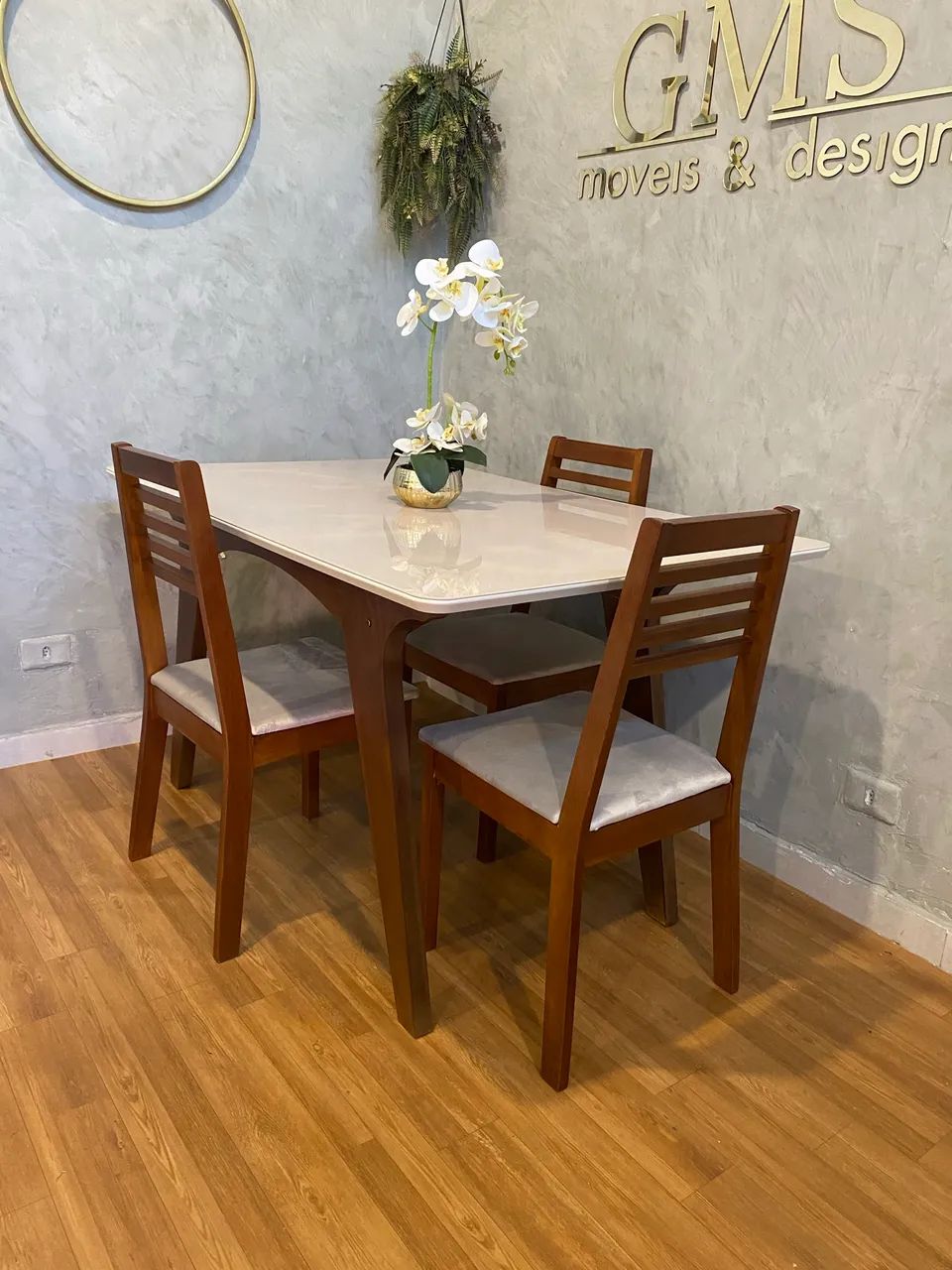 Mesa com 3 cadeiras 