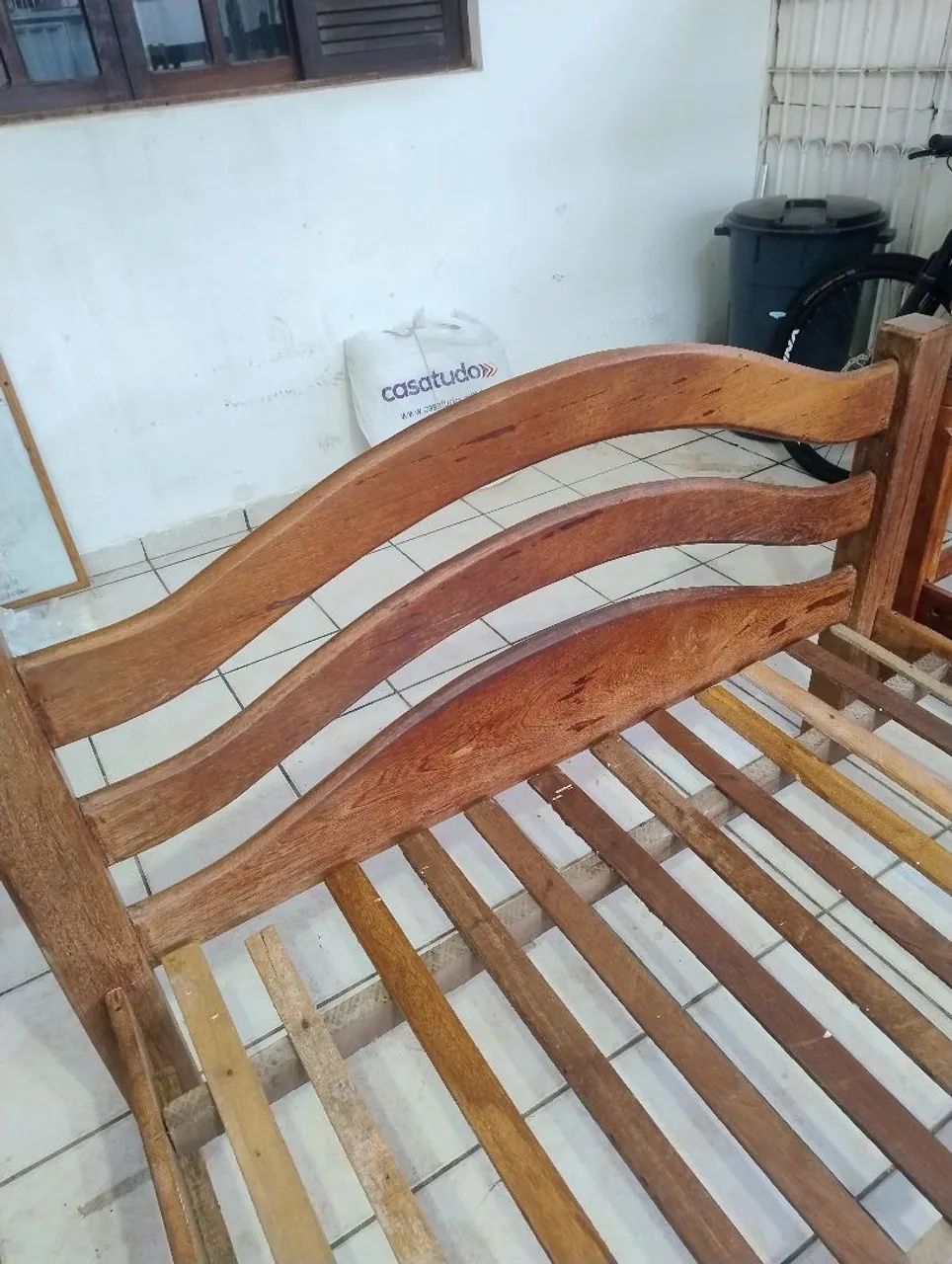 Cama de casal de madeira maciça 