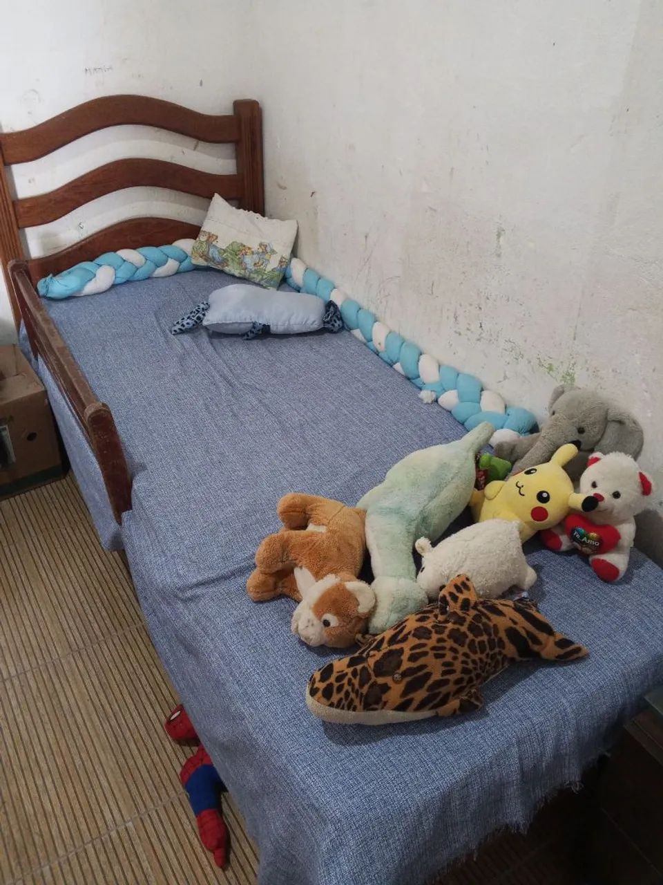 Cama de madeira para solteiro