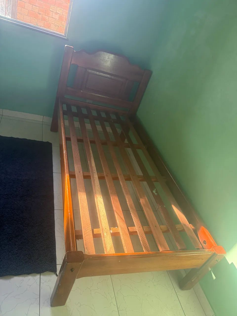 Cama de solteiro em madeira semi nova 
