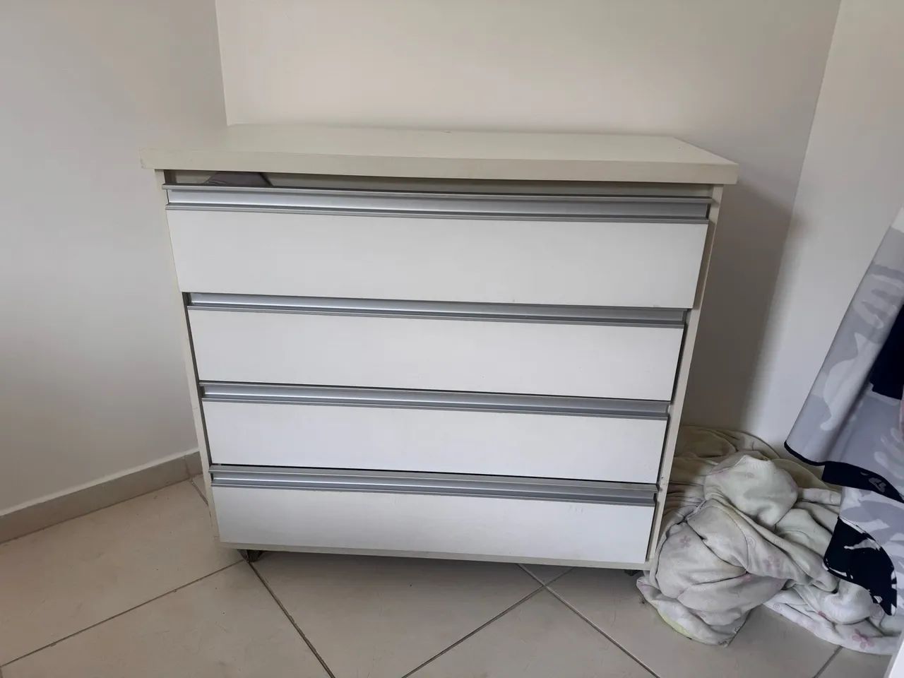 Cômoda de 4 gavetas 