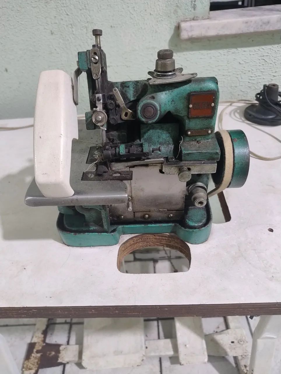 Marquina de overlock com mesa