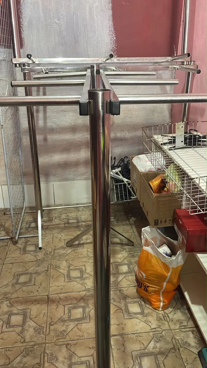 Arara de Loja de Roupa