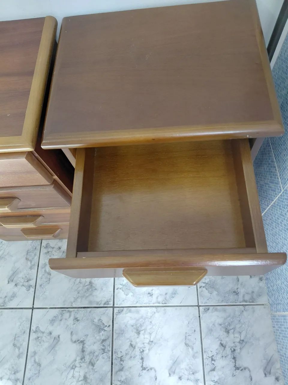 Kit 2 Mesas de Cabeceira com 4 Gavetas - Madeira / Estilo Clássico - Foto 2