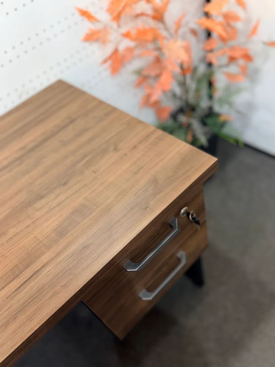 Mesa com gaveta amadeira com detalhes preto -Reforçado  - Foto 3