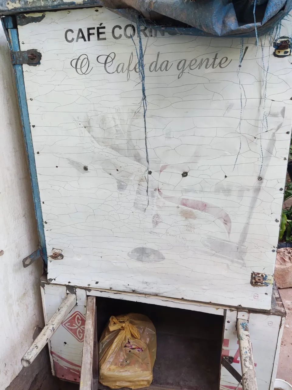 Carrinho de mão com 4 rodas material zinco e madeira  - Foto 3