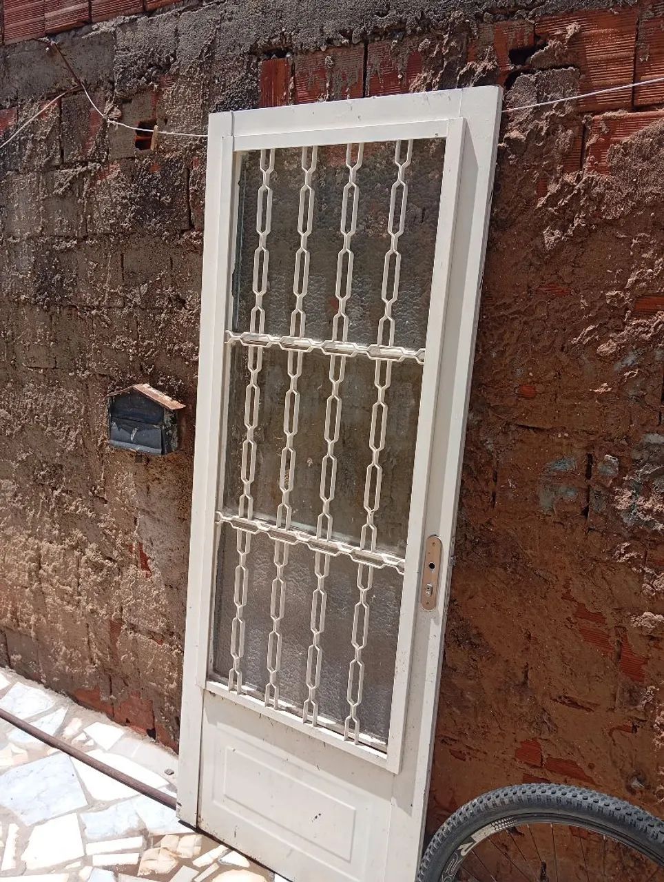 Porta social de giro em aço com postigo e grade