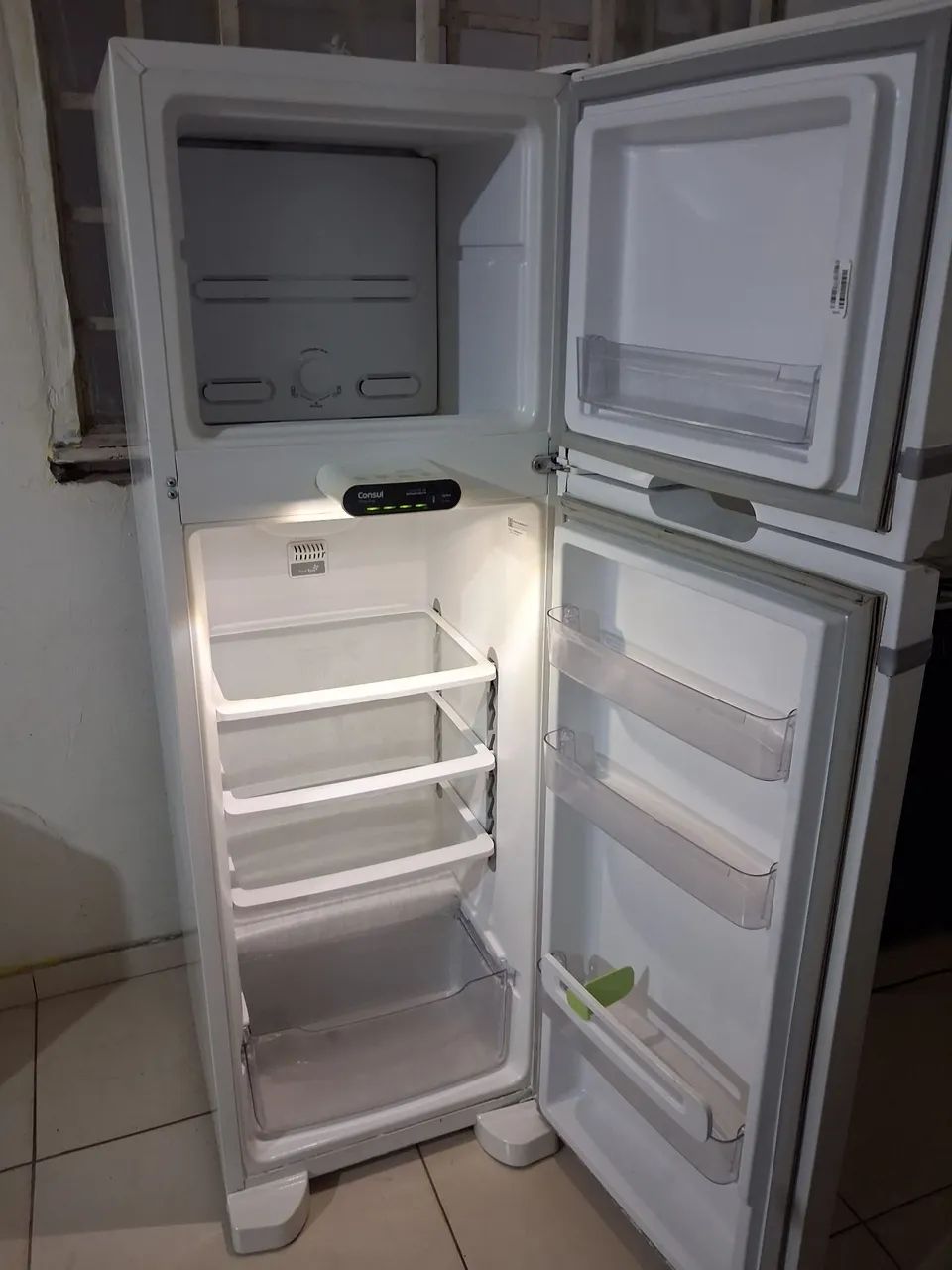 Geladeira consul Frost free, usada mas gelando normalmente. Entrego.