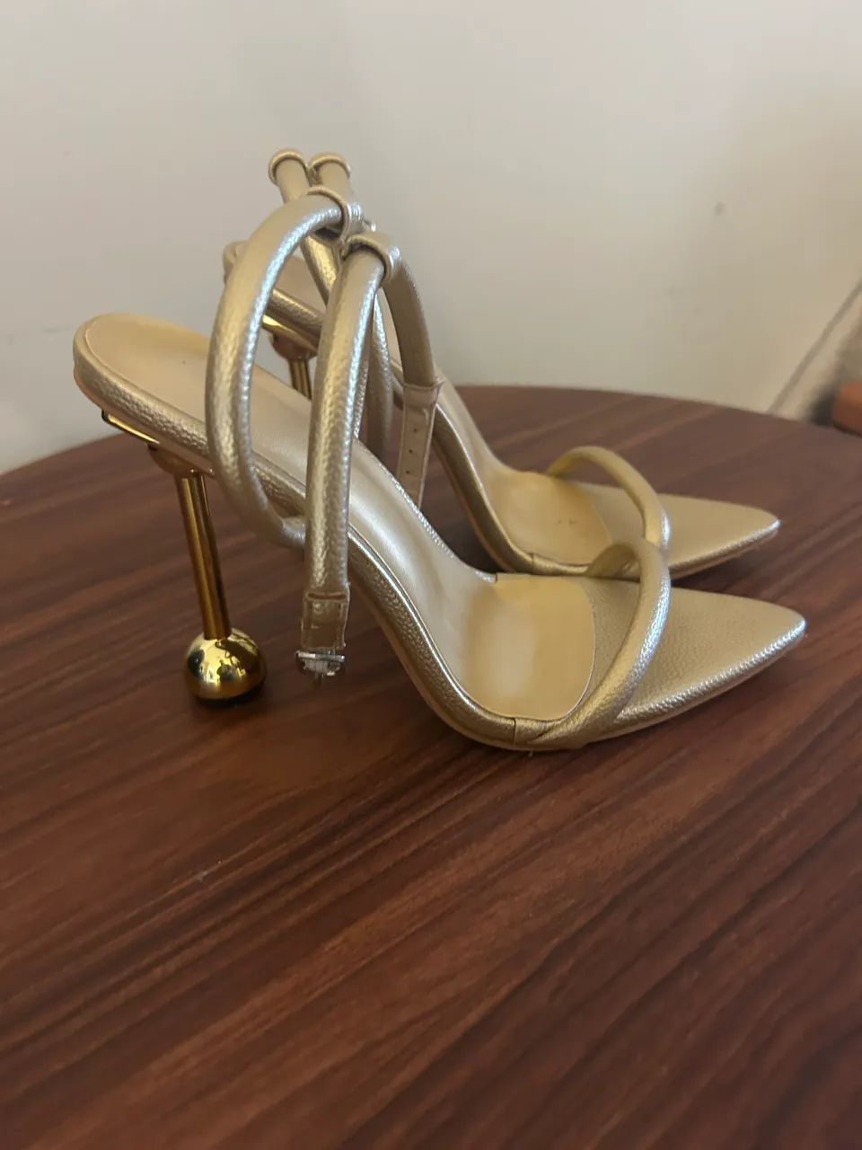 Sandália de salto dourada  - Foto 2