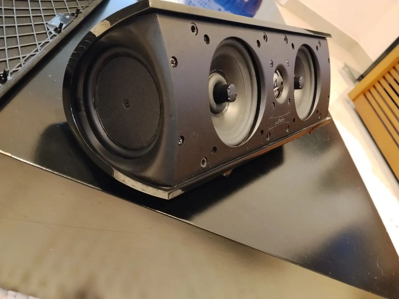 Vendo caixa central definitive pro cinema 1000 em ótimo estado  - Foto 2