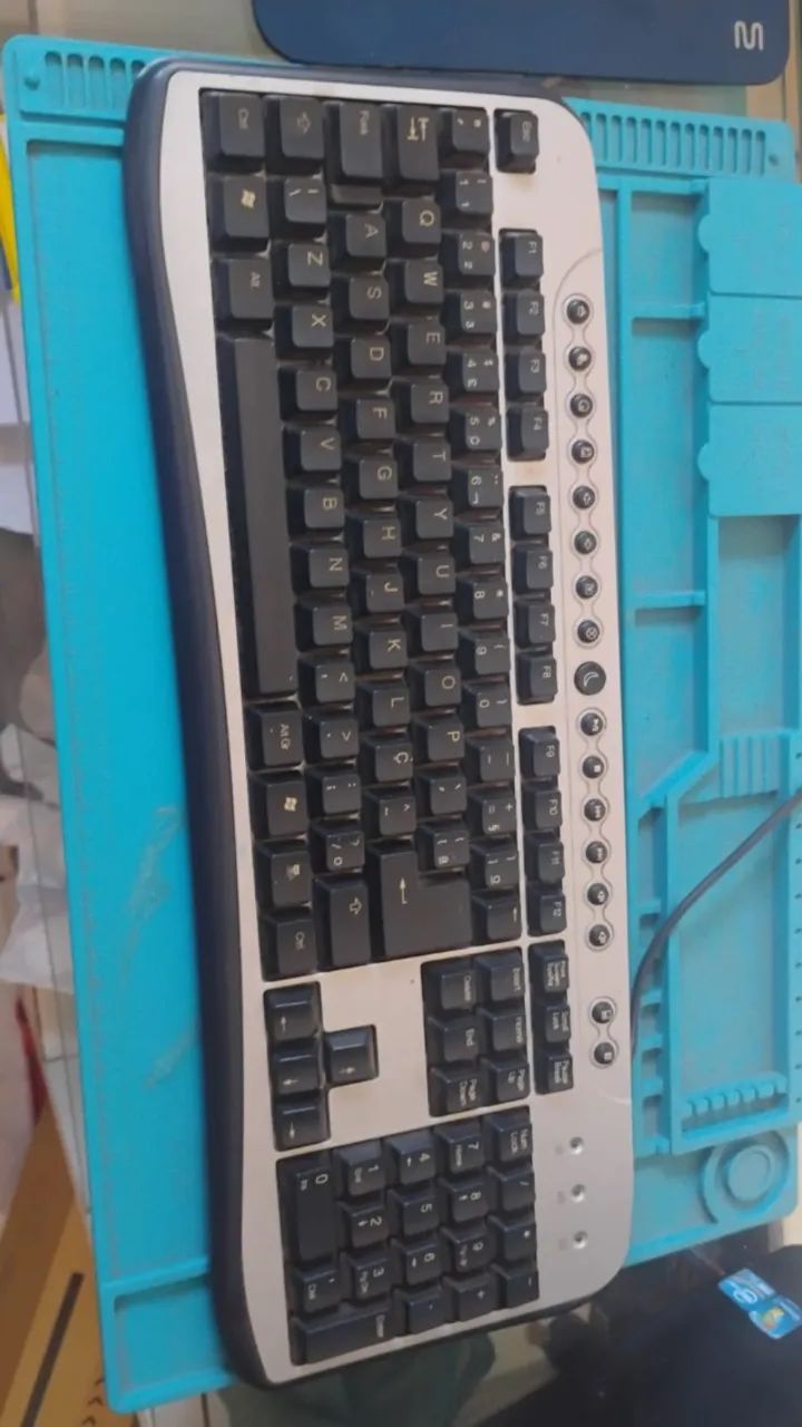 Teclado Multimídia Com Fio Preto e Prata (Usado)