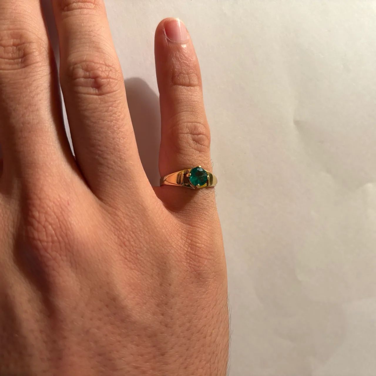 Anel de ouro 18k com esmeralda