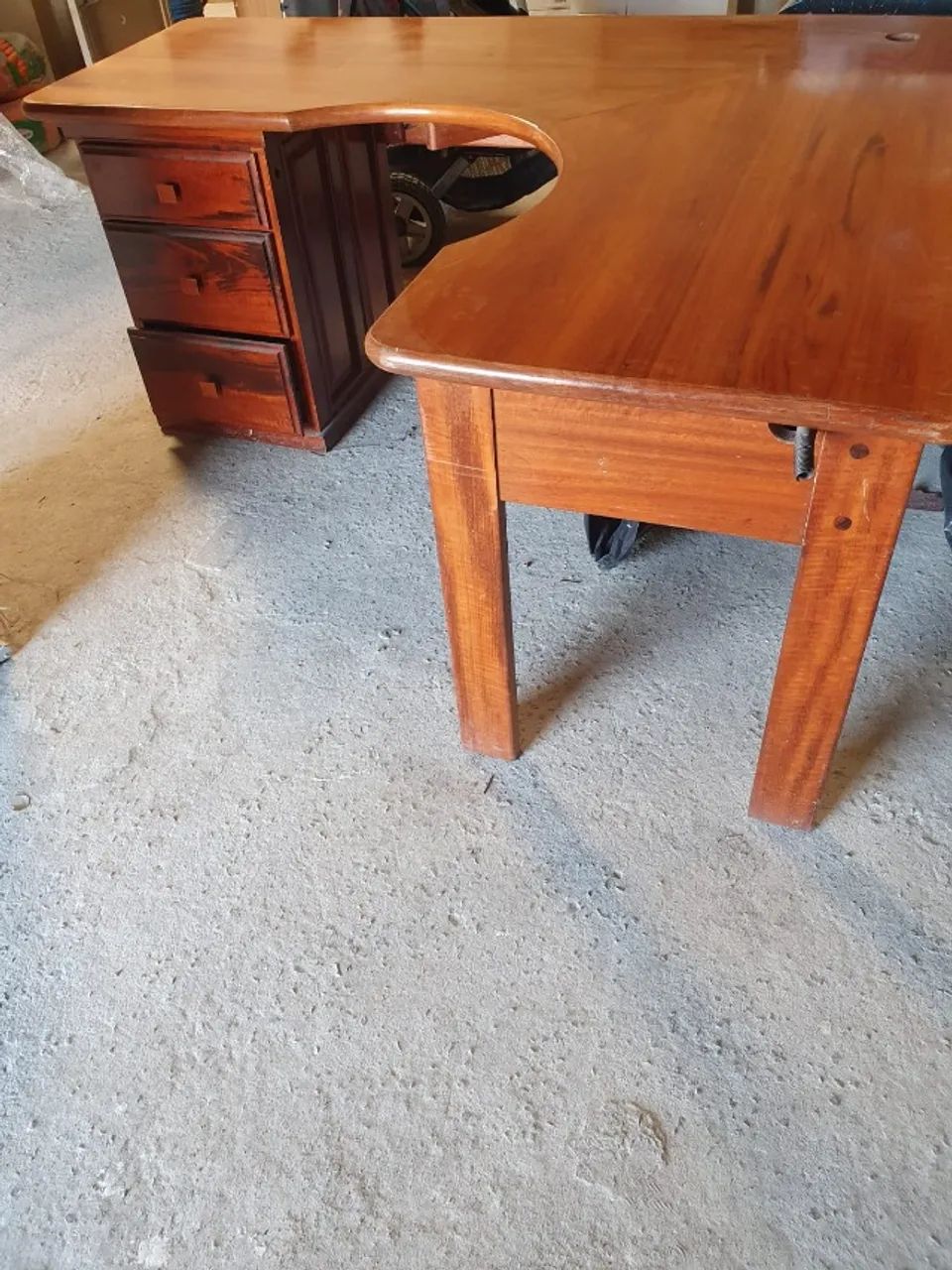 Mesa de madeira 180x145 - 3 gavetas