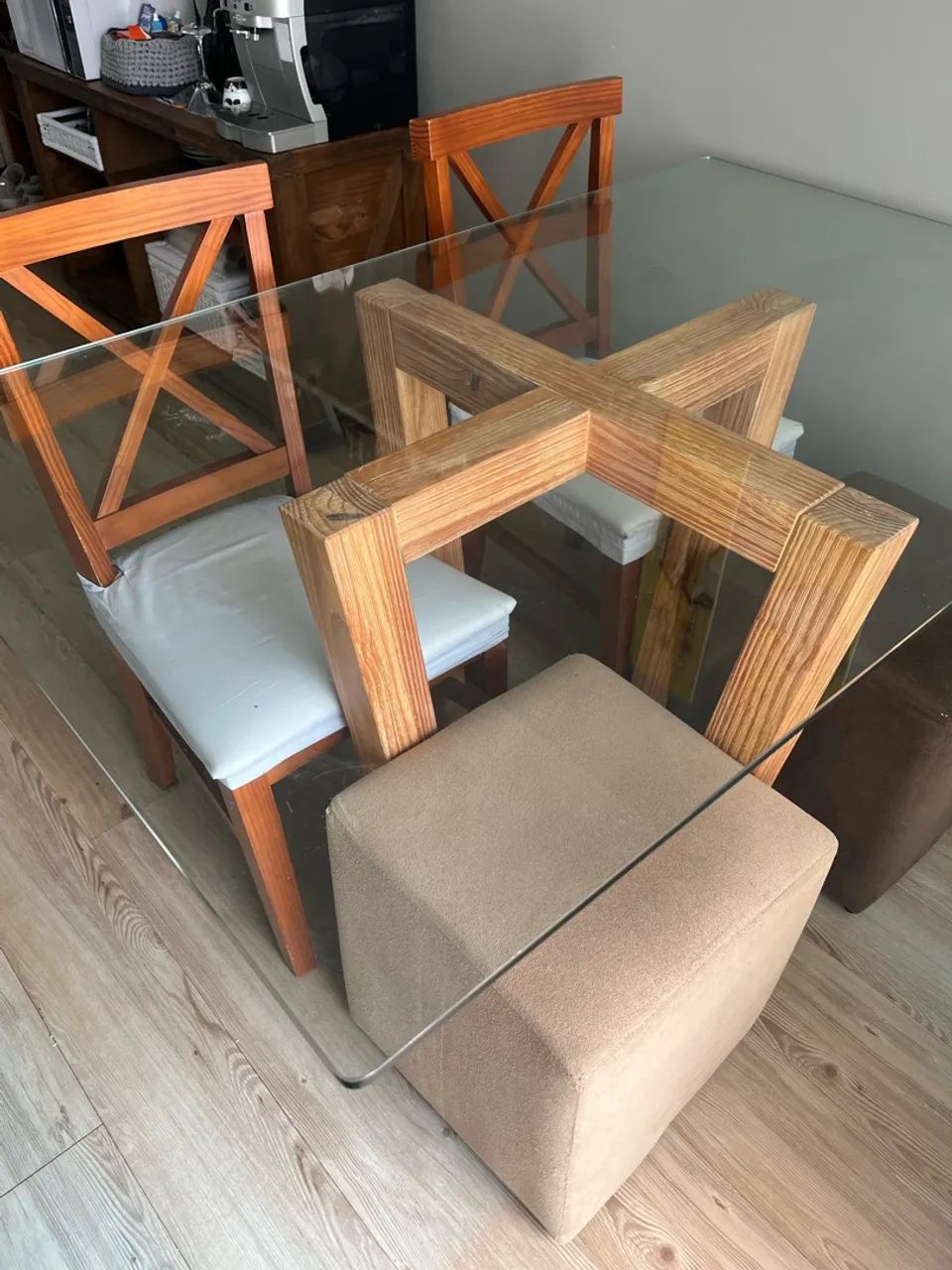 Mesa de jantar base em madeira e tampo de vidro