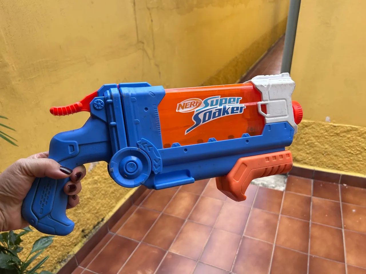 Nerf super soaker atira água 