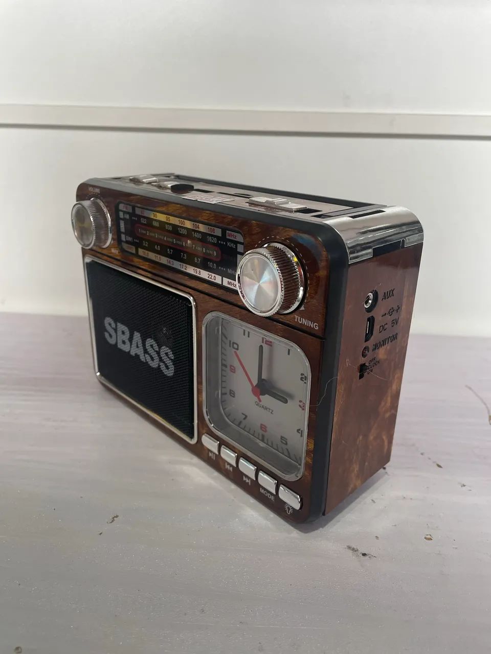 rádio relógio retrô conectividade Bluetooth e entrada USB  - Foto 2