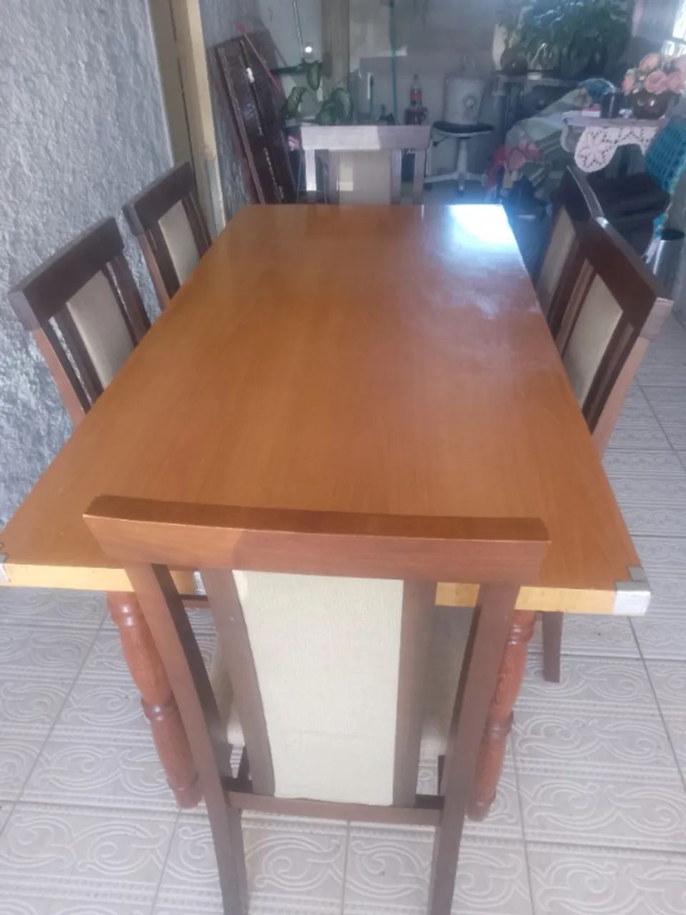 Mesa com 6 cadeira