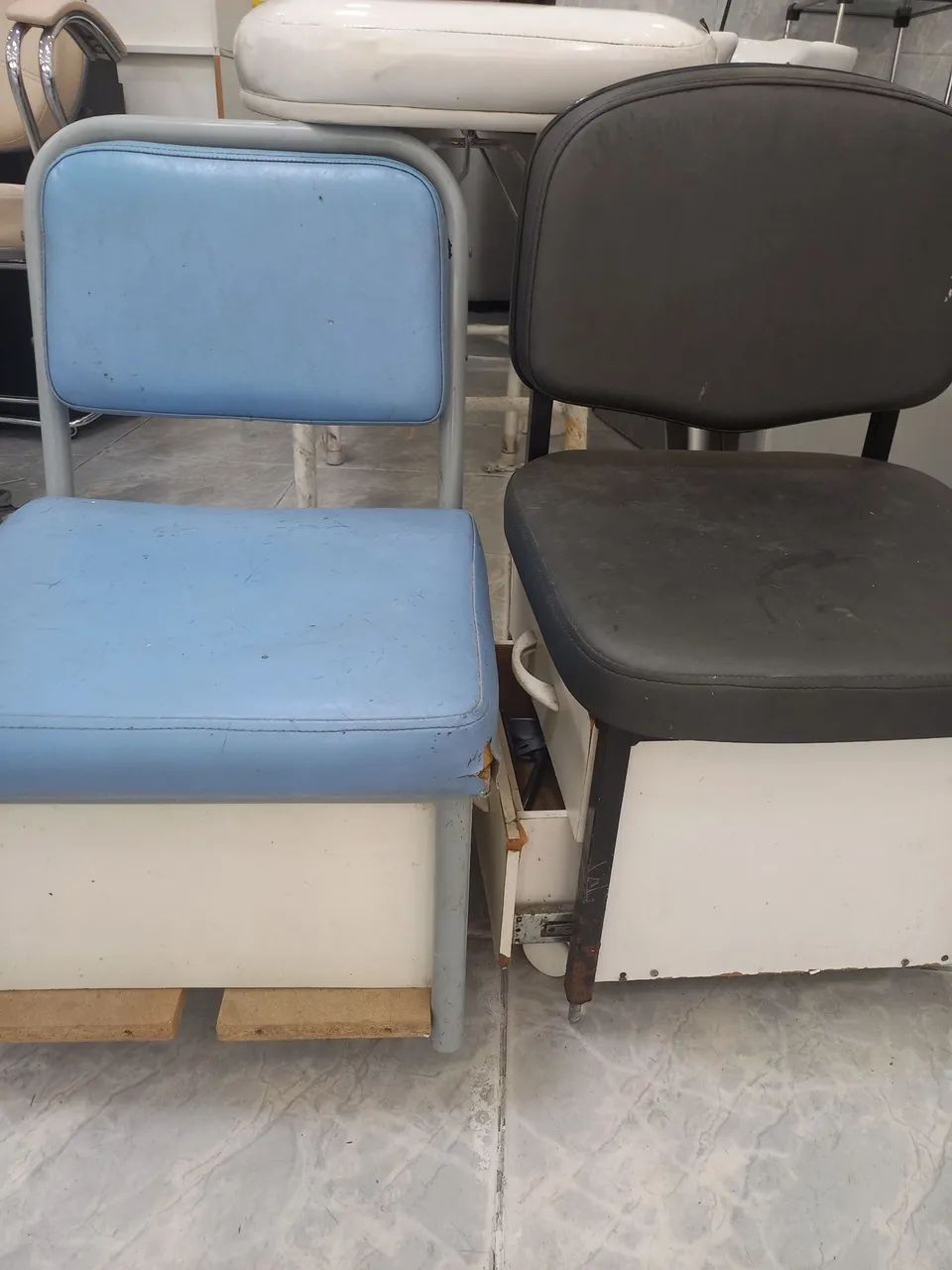 Dois carrinhos de manicure e uma maca!! - Foto 2