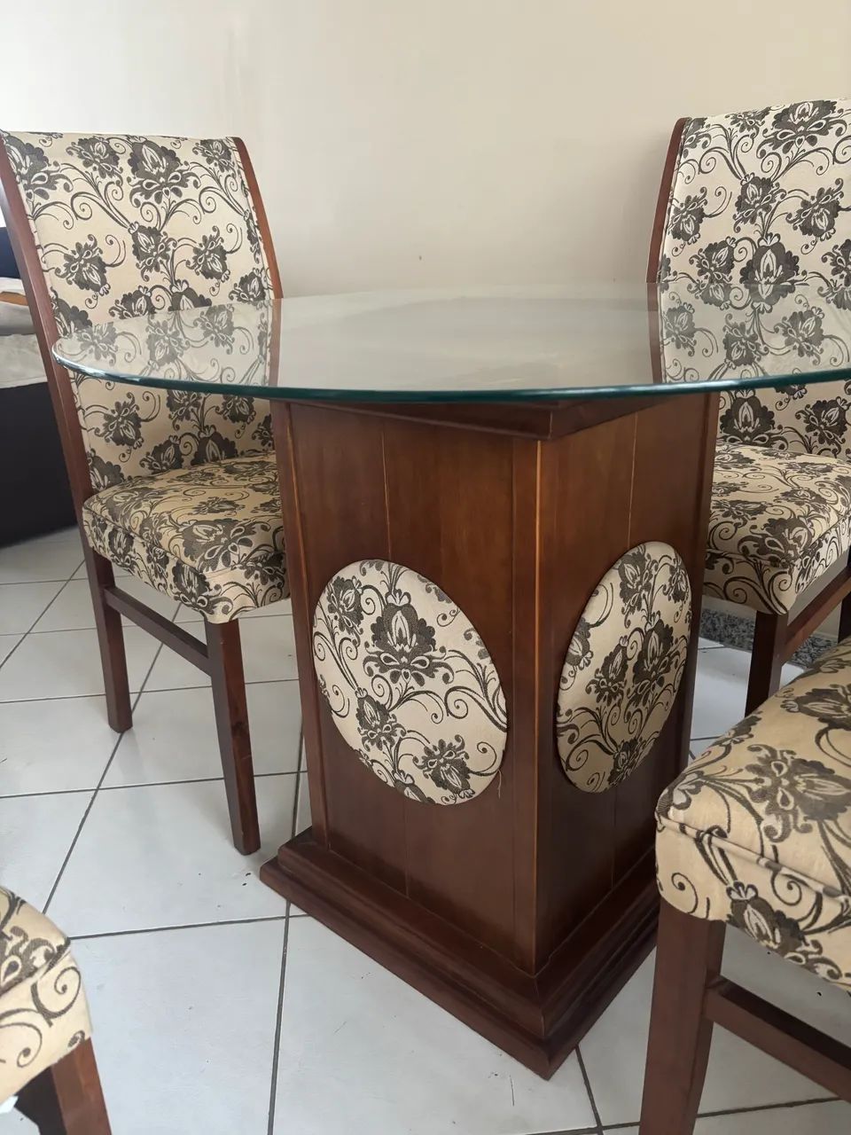 Mesa com 4 cadeiras maciça 