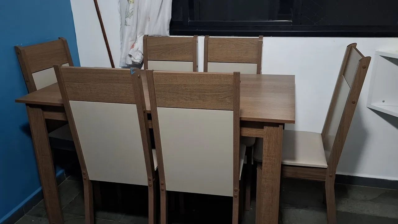 Vendo se um mesa de 6 cadeiras 