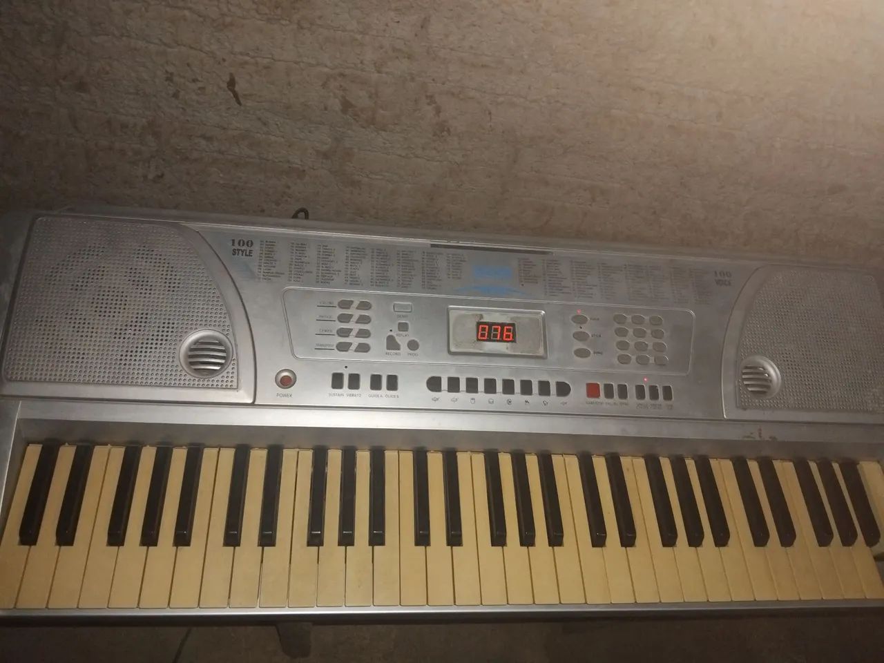 Vende - se teclado musical CSR usado..