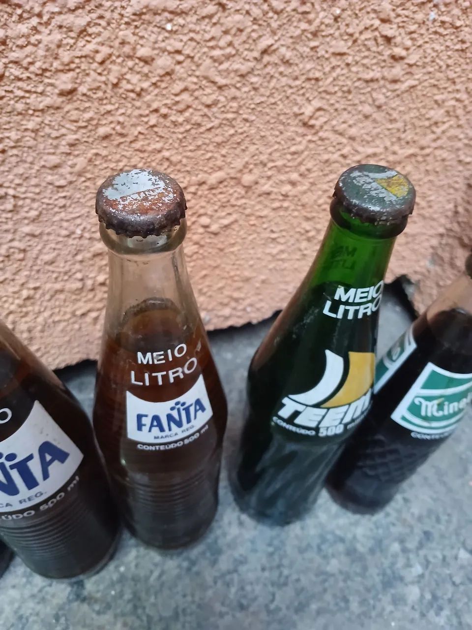 Garrafas de refrigerante lacrado de 1981 e 1982  - Foto 3