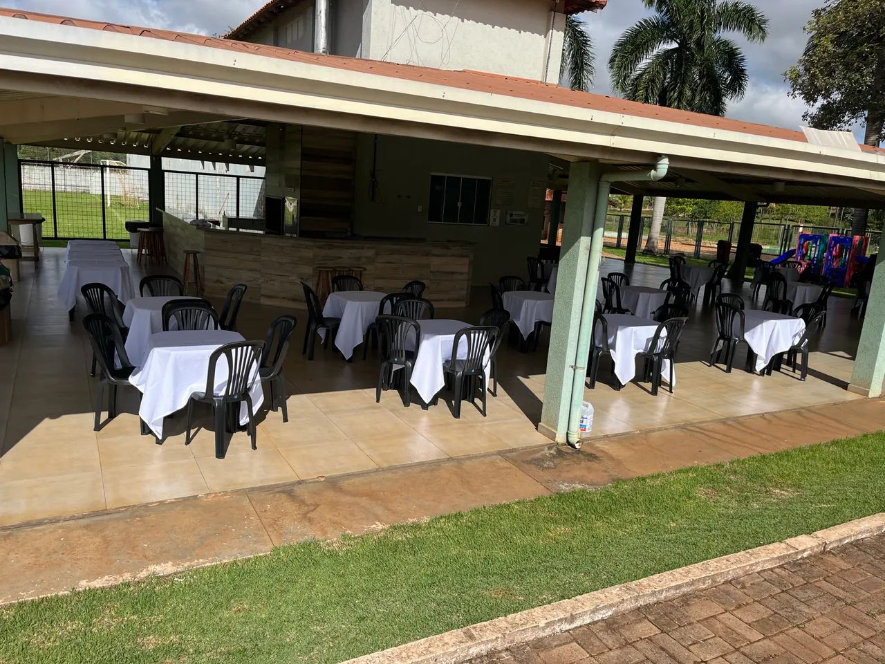 Locação de mesas cadeiras e toalhas para festa e eventos  - Foto 3