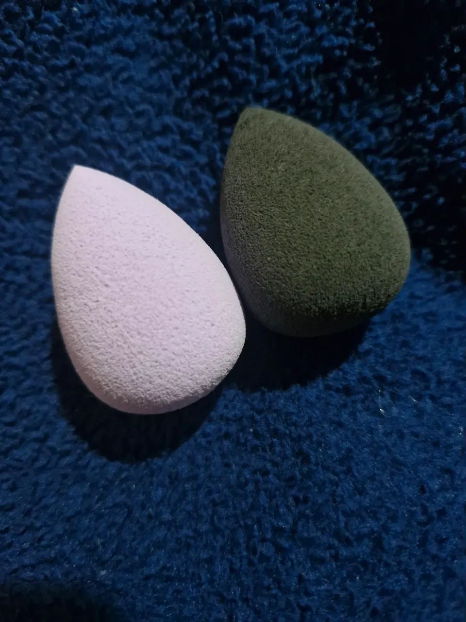 2 mini esponjas para maquiagem rosa e preta
