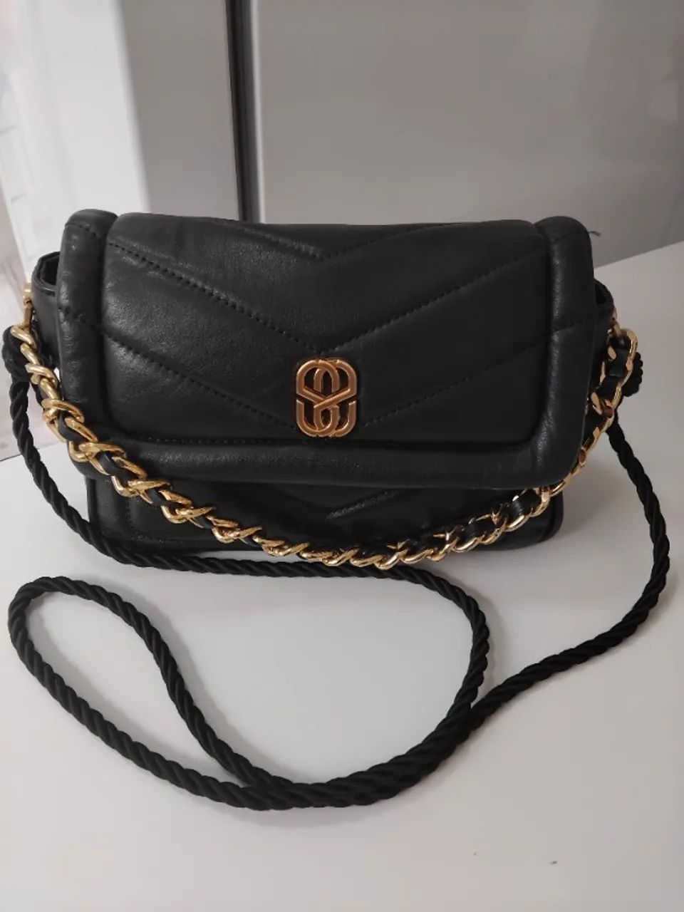 Bolsa Preta com corrente Dourada schutz 