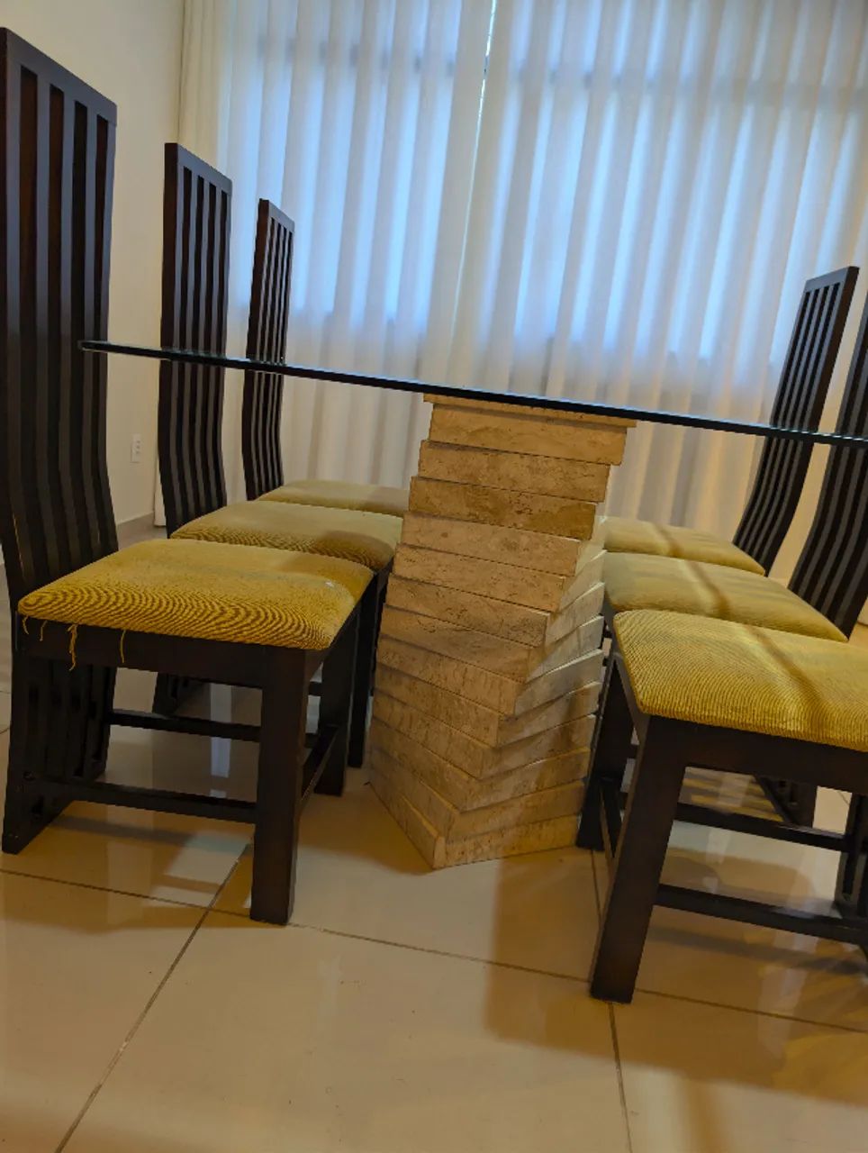 Mesa de jantar retangular de vidro (170x100cm) com pés de marmore e 6 cadeiras de madeira - Foto 2