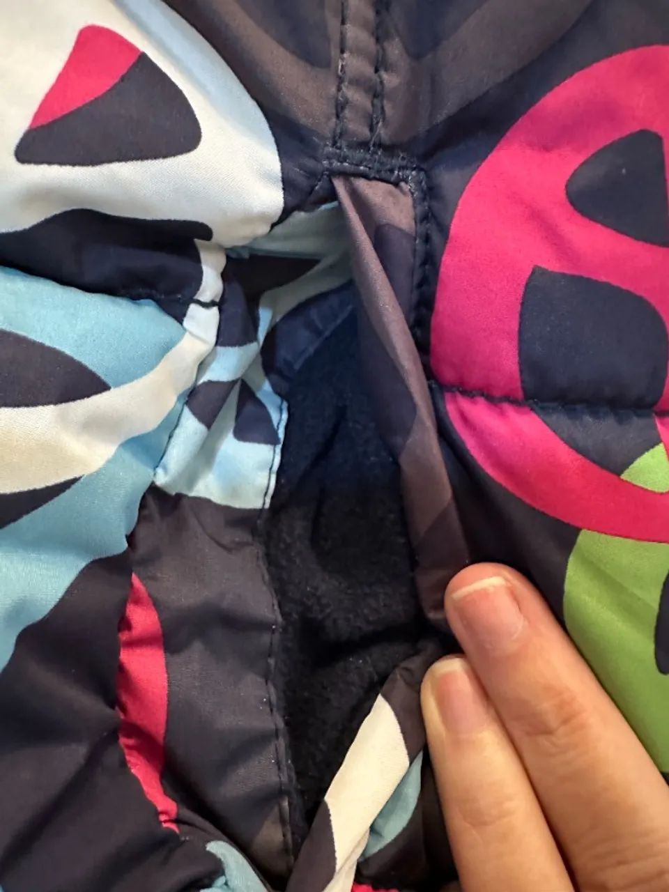 COLETE PUFFER ACOLCHOADO SÍMBOLOS DA PAZ - XXL/16 anos (Importado - Old Navy) - Foto 2