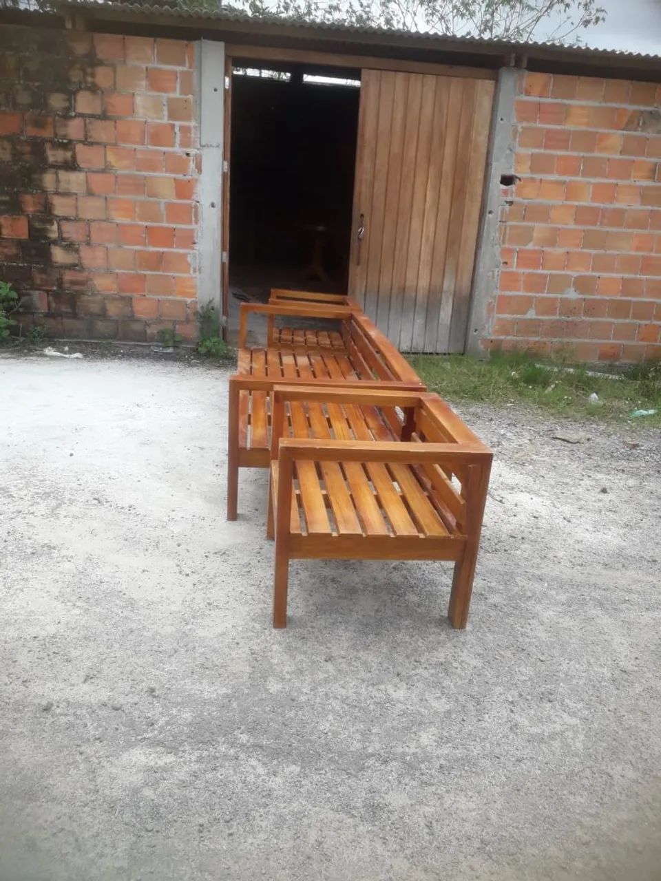 Sofa de 1,90x0,75 com 2 poltronas de madeira - Foto 2