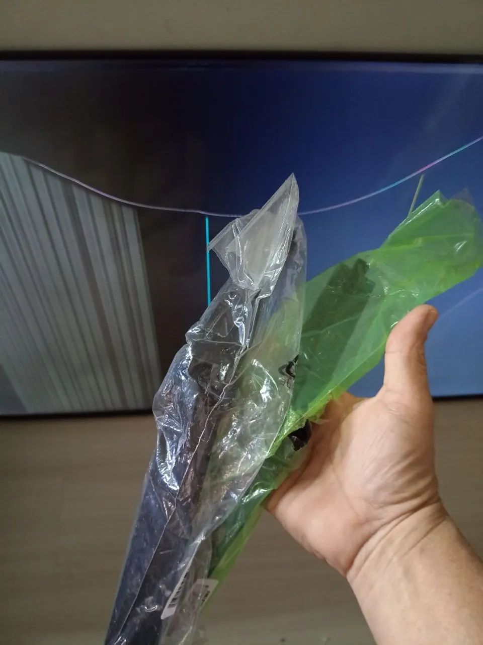 Vendo tv 65 pol. Com a tela quebrada  - Foto 3