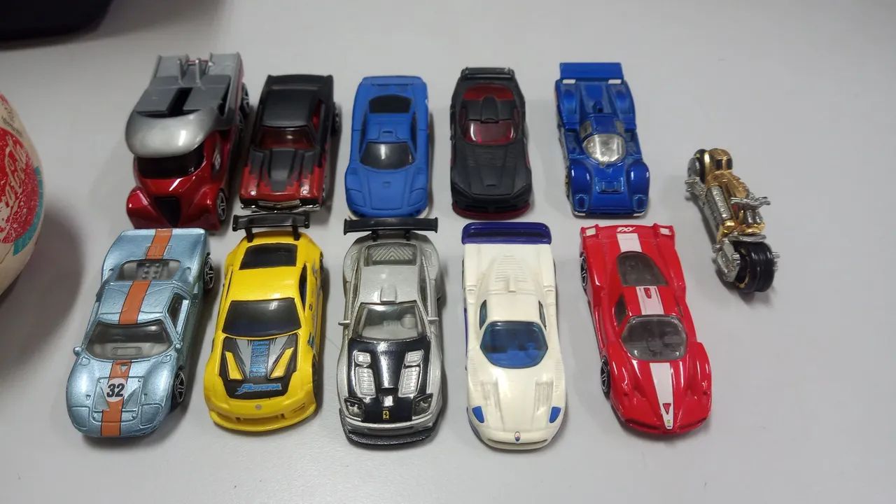 Lote Hot Wheels mais brinde bola da coca - Foto 2