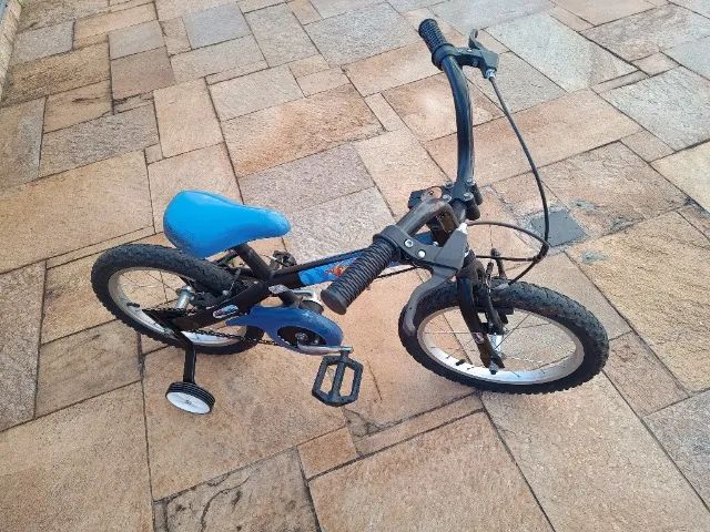 Bicicleta infantil aro 16 com rodinhas e pneus novos - Foto 5