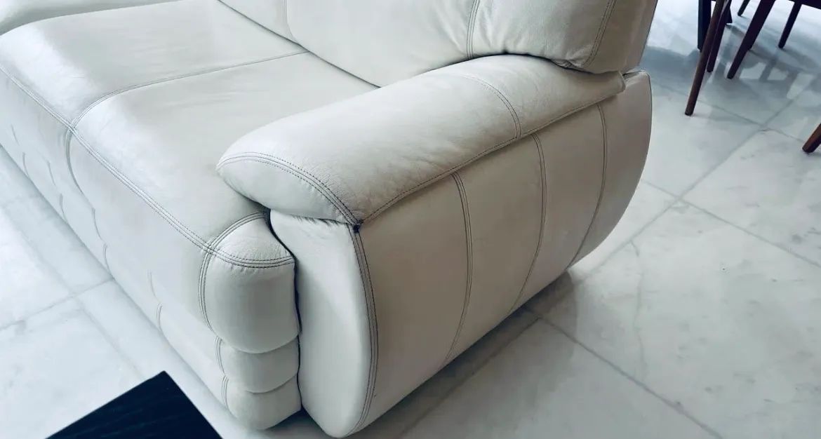 Vendo Sofá de Couro Legítimo Branco 2,30mts. Excelente estado e muito confortável.  - Foto 2