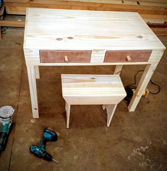 Mesa de estudo infantil.