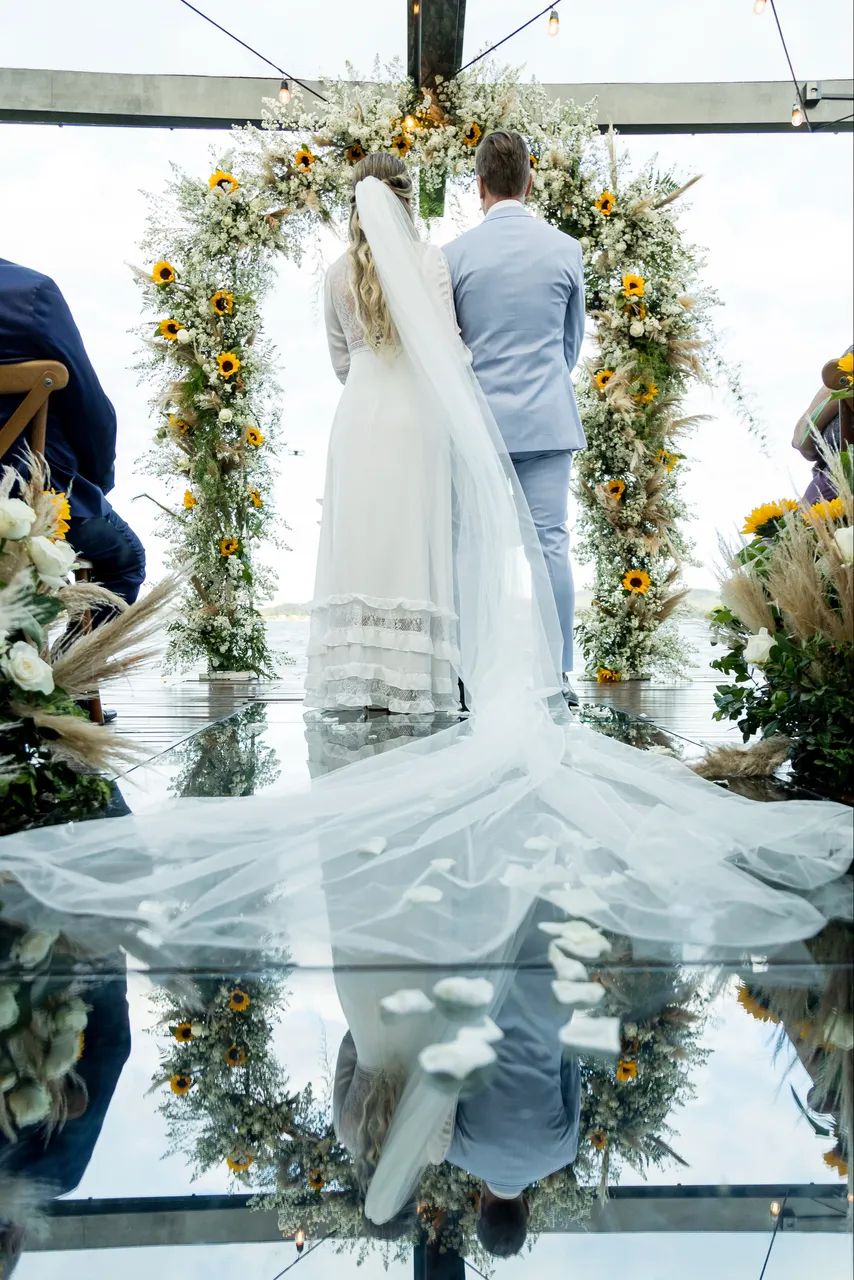 Vestido de noiva em renda e pérolas 