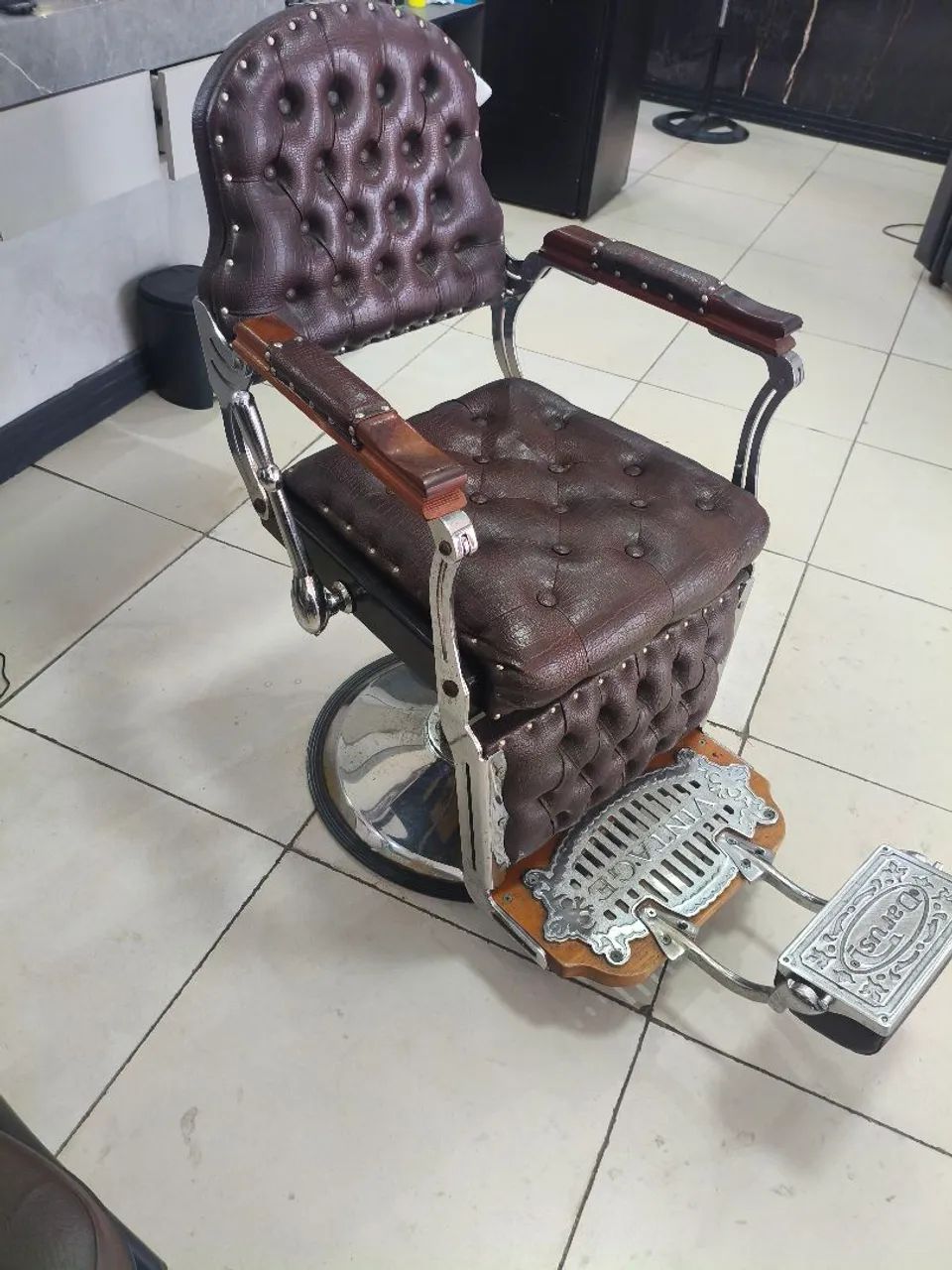 cadeira retro de barbeiro darus vintage semi nova .