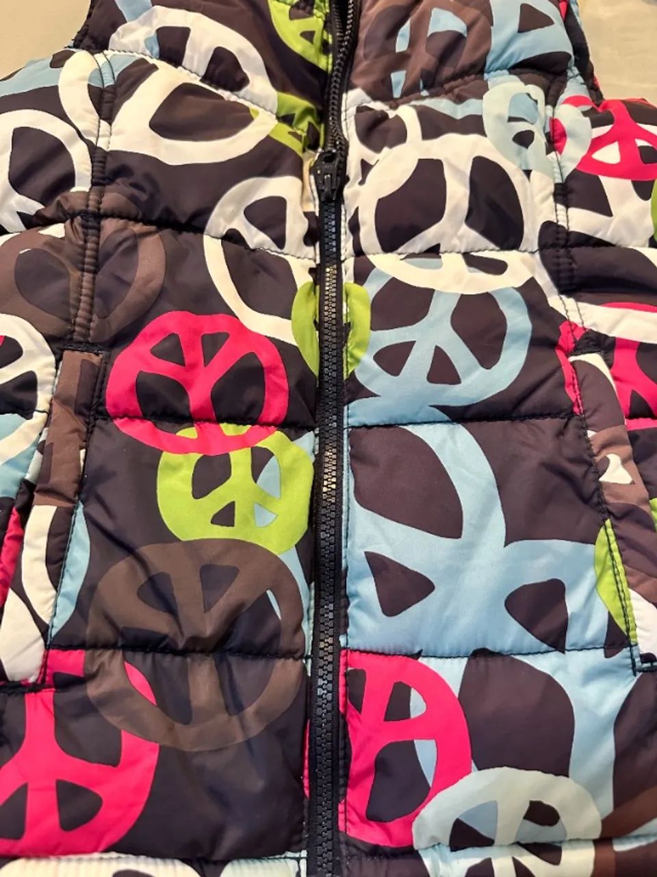COLETE PUFFER ACOLCHOADO SÍMBOLOS DA PAZ - XXL/16 anos (Importado - Old Navy) - Foto 4